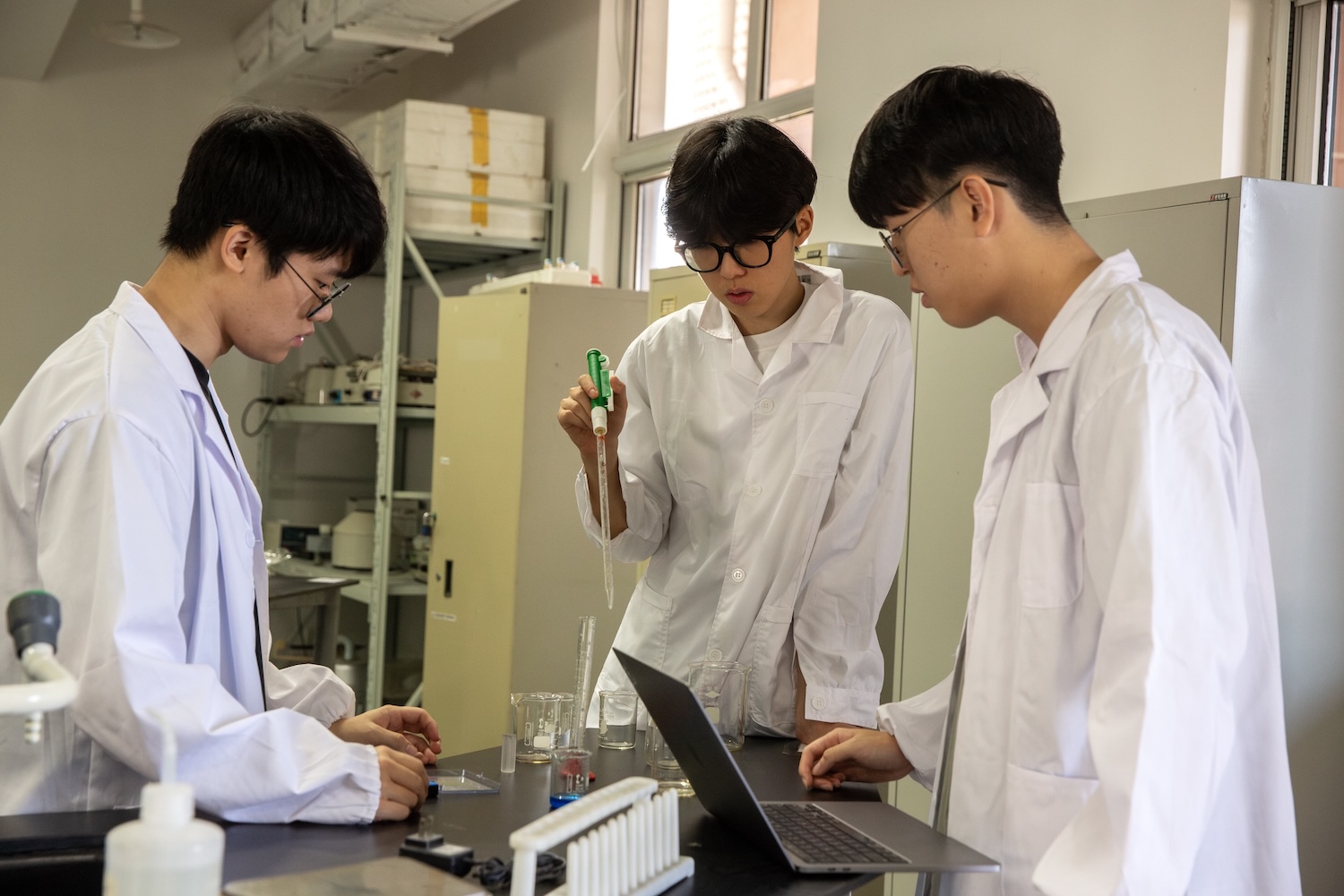 AP students study university-level science courses at Tianjin International School (TIS)